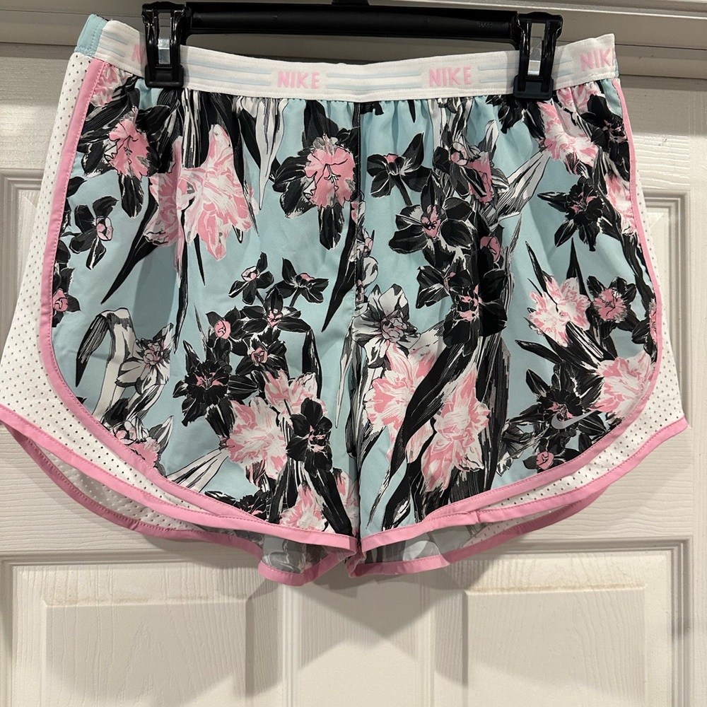 Nike shorts size L